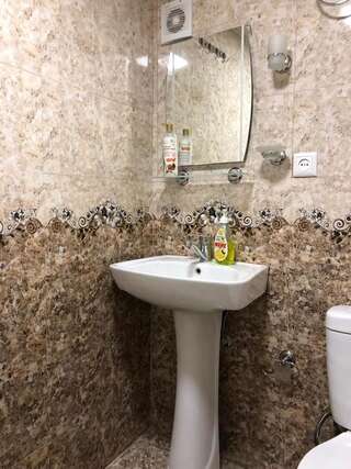 Проживание в семье Guest House Coffee Кутаиси Трехместный номер с ванной комнатой-5