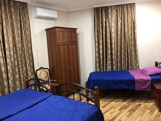 Проживание в семье Guest House Coffee Кутаиси Трехместный номер с ванной комнатой-6